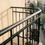 D'estate il ferro esterno si vede tutto: la ruggine che
