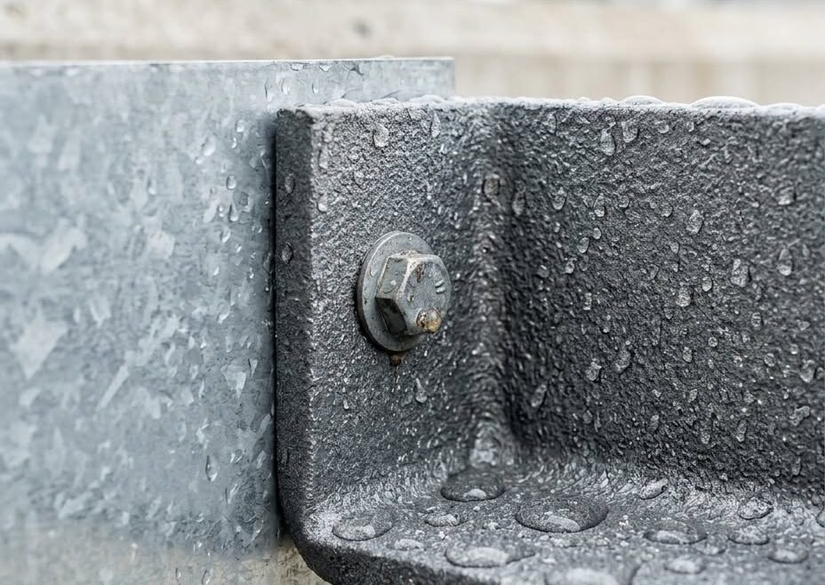 Le fer ne rouille pas par accident. Il suffit d'humidité